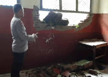 Kondisi ruang kelas di SDN 1 Banjarwangi, pasca tertimpa tembok pagar SMPN 2 Pulosari, Senin (30/1/2023). (ISTIMEWA)