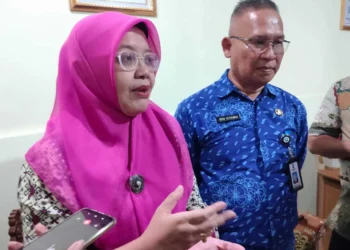 Kepala Disnakertrans Kabupaten Serang, Diana A Utami, saat di wawancara mengenai PHK massal, Kamis (12/1). (SIDIK/SATELITNEWS.COM)