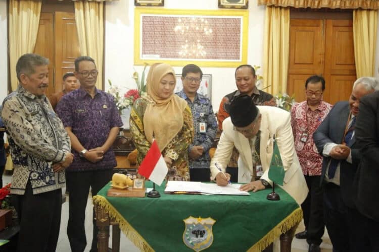 Bupati Pandeglang Irna Narulita, menyaksikan Rektor UIN SMH Banten Prof Dr KH Wawan Wahyudin, M.P, menandatangani berita acara hibah tanah seluas satu hektar, untuk gedung Laboratorium Fakultas Sains UIN, di Ruang Garuda Pendopo Pandeglang, Kamis, (19/1/2023). (ISTIMEWA)