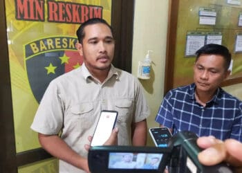 Kasat Reskrim Polres Pandeglang, AKP Shilton, didampingi jajarannya, sedang di wawancara wartawan, Rabu (25/1/2023). (NIPAL SUTIANA/SATELITNEWS.COM)