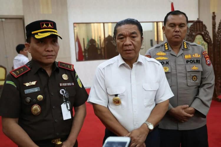 Pj Gubernur Banten Al Muktabar (tengah), sedang memberikan keterangan. (ISTIMEWA)