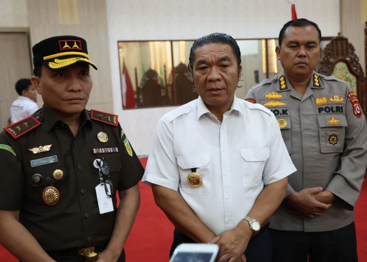 Pj Gubernur Banten Al Muktabar (tengah), sedang memberikan keterangan. (ISTIMEWA)