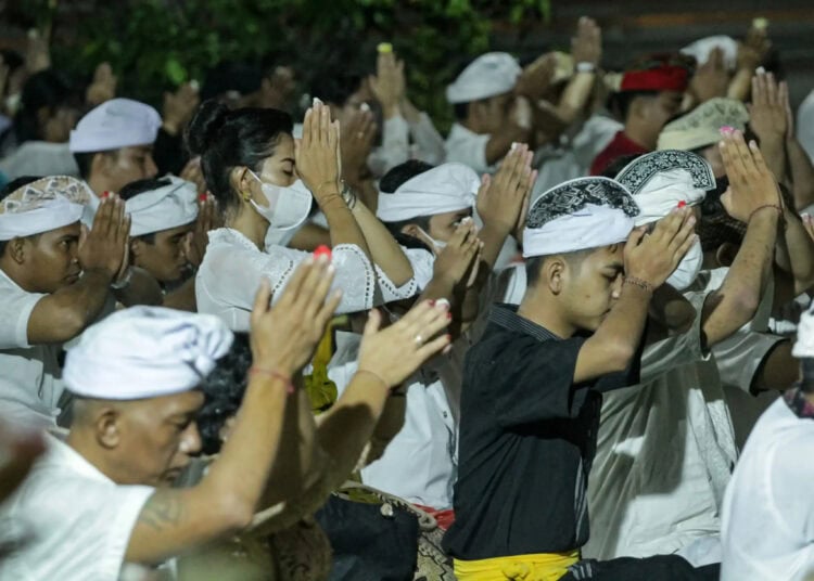 Foto Sembahyang Galungan di Pura Kerta Jaya Tangerang