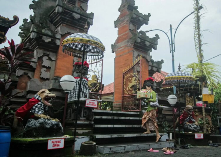 Foto Sembahyang Galungan di Pura Kerta Jaya Tangerang