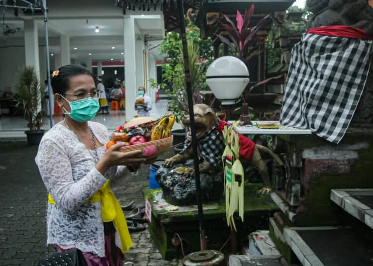 Foto Sembahyang Galungan di Pura Kerta Jaya Tangerang