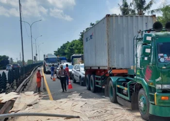 Arus lalu lintas di tol Tangerang - Merak macet panjang, usai peristiwa kecelakaan. (ISTIMEWA)