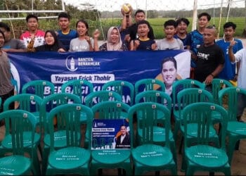Warga Desa Pasanggrahan, Kecamatan Munjul, Kabupaten Pandeglang, terima bantuan kursi dari Yayasan Eric Tohir, Minggu (15/1/2023). (ISTIMEWA)