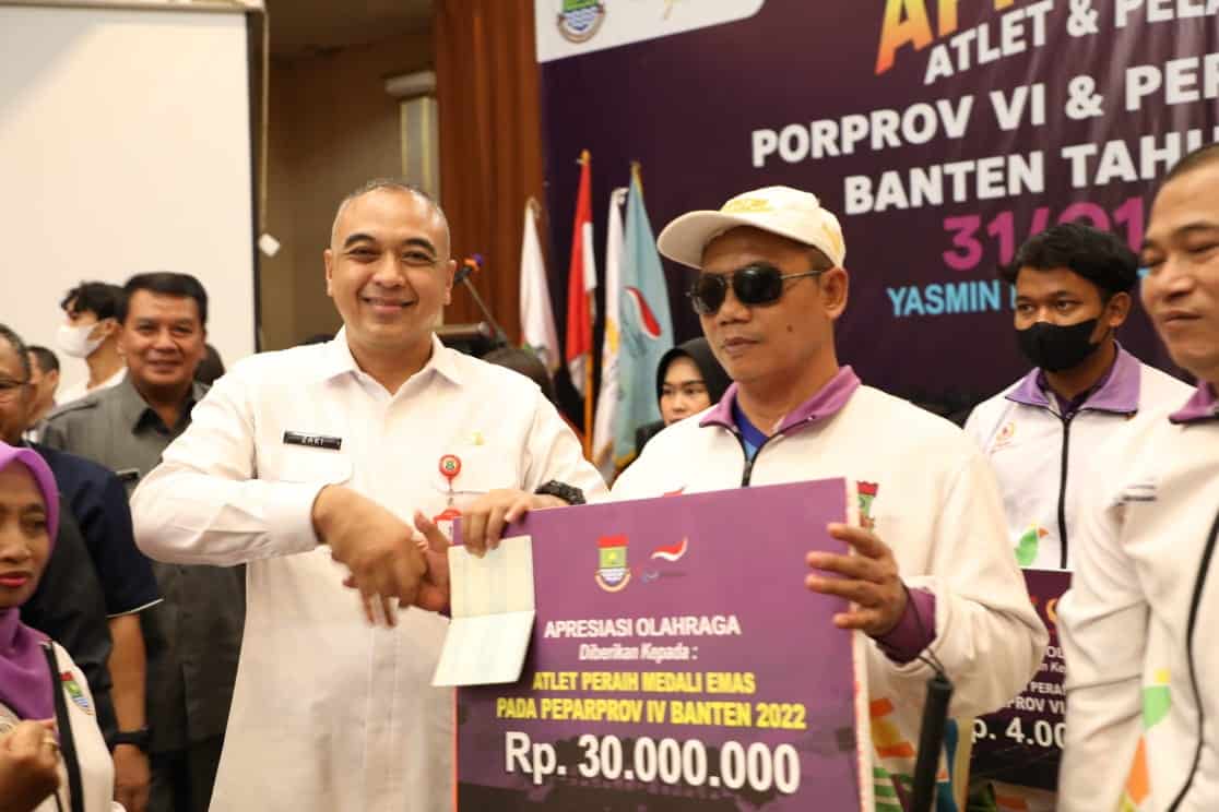 SIMBOLIS: Bupati Zaki secara simbolis menyerahkan bonus kepada atlet peraih medali emas pada Peparprov IV Banten tahun 2022. (ISTIMEWA)