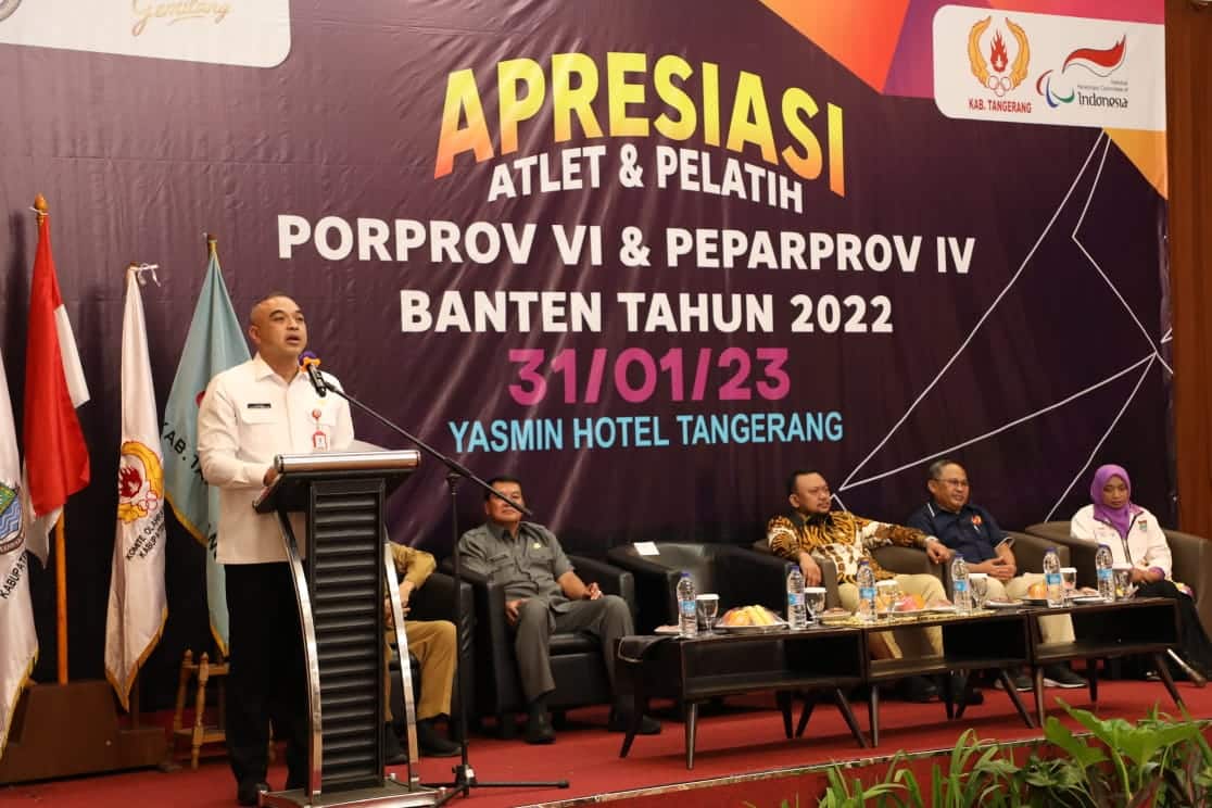 SAMBUTAN: Bupati Zaki saat sambutan dan menyampaikan adanya kenaikan bonus bagi atlet, pelatih dan official pada Porprov VI dan Peparprov IV Banten tahun 2022. (ISTIMEWA)