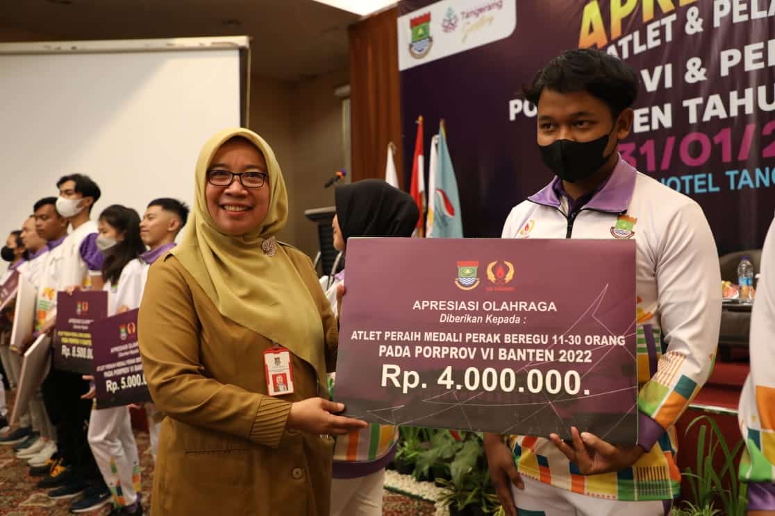SIMBOLIS: Kepala Disporabudpar Kabupaten Tangerang Ratih Rahmawati secara simbolis menyerahkan bonus kepada atlet peraih medali perak beregu pada Porprov VI Banten 2022. (ISTIMEWA)