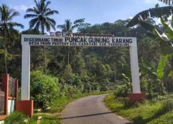 Gapura masuk ke jalur pendakian Puncak Gunung Karang, Kabupaten Pandeglang. (ISTIMEWA)