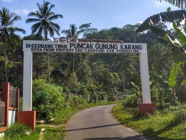 Gapura masuk ke jalur pendakian Puncak Gunung Karang, Kabupaten Pandeglang. (ISTIMEWA)