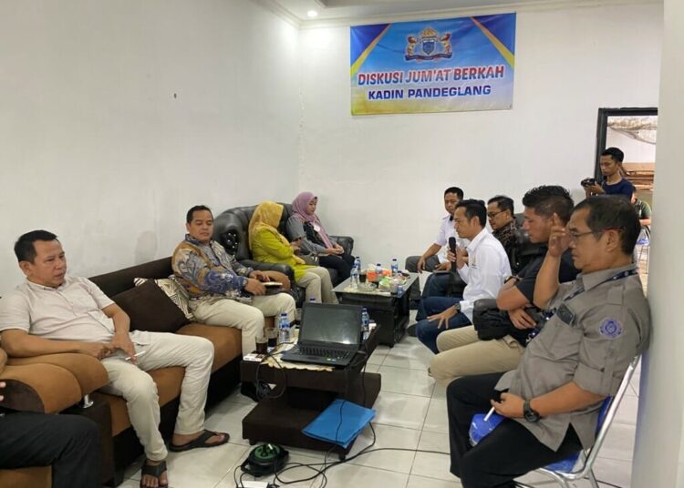 Pengurus Kadin Pandeglang, bersama para pihak lainnya, sedang berdiskusi Jumat Berkah, di Sekretariat Kadin Pandeglang, Jumat (13/1/2023) lalu. (DOKUMEN/SATELITNEWS.COM)