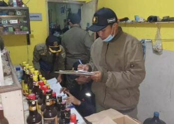 Petugas Satpol PP Pandeglang, sedang merazia salah satu warung jamu di Pandeglang, yang diduga menjual miras, beberapa waktu lalu. (ISTIMEWA)