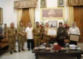 FOTO BERSAMA–Bupati Pandeglang Irna Narulita, bersama Obudsman Perwakilan Banten dan jajarannya, di ruang Garuda Pendopo, Selasa (31/1/2023). (NIPAL SUTIANA/SATELITNEWS.COM)