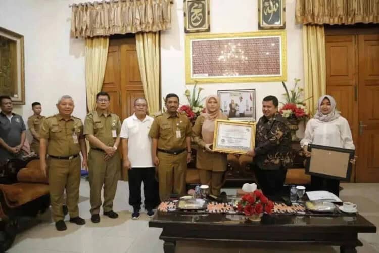 FOTO BERSAMA–Bupati Pandeglang Irna Narulita, bersama Obudsman Perwakilan Banten dan jajarannya, di ruang Garuda Pendopo, Selasa (31/1/2023). (NIPAL SUTIANA/SATELITNEWS.COM)