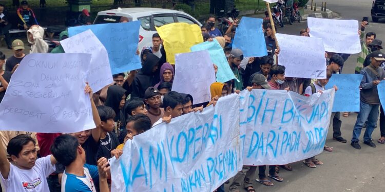 Pengunjuk Rasa, kepung gedung DPRD Pandeglang, Kamis (26/1/2023). (NIPAL SUTIANA/SATELITNEWS.COM)
