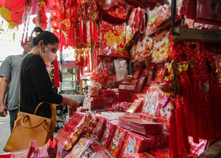 Foto Pedagang Pernak-Pernik Imlek di Pasar Lama Tangerang