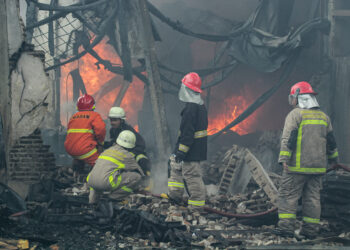 Foto Kebakaran Pabrik Kemasan Plastik di Tangerang