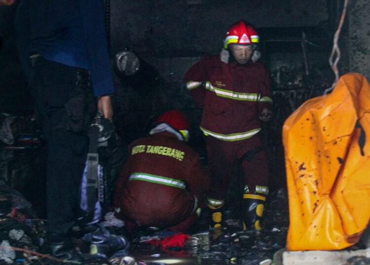Foto Kebakaran Kios Laundry di Karawaci, Dua Orang Tewas