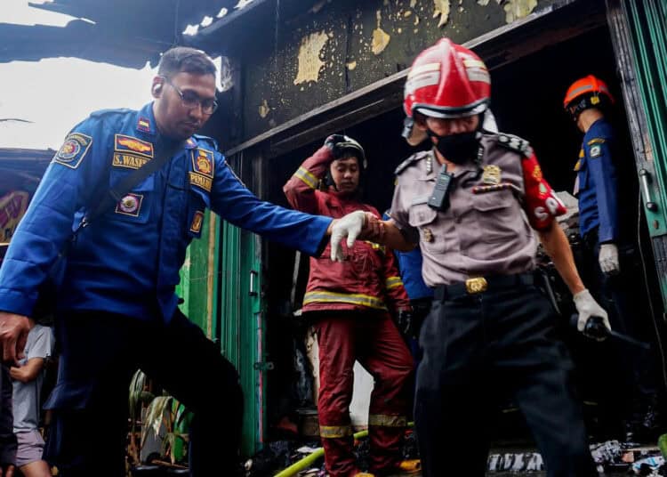 Foto Kebakaran Kios Laundry di Karawaci, Dua Orang Tewas