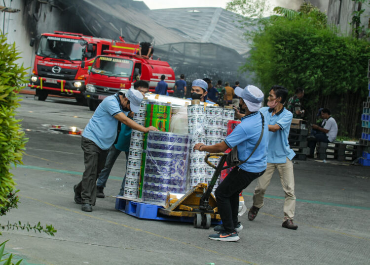 Foto Kebakaran Pabrik Kemasan Plastik di Tangerang