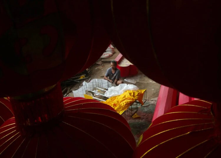 Foto Pembuatan Lampion Jelang Imlek di Tangerang