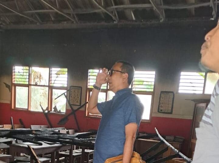 Kepala Dindikbud Kabupaten Serang, Asep Nugrahaya, mengecek kondisi SDN Ukirsari, usai terbakar. (ISTIMEWA)