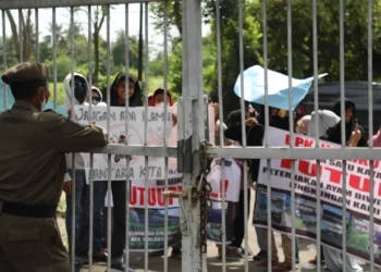 Warga Cigoong Kecamatan Walantaka Minta Peternakan Ayam Ditutup
