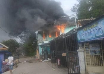 Sebuah rumah terbakar, Minggu (15/1/2023). (ISTIMEWA)