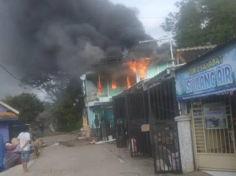 Sebuah rumah terbakar, Minggu (15/1/2023). (ISTIMEWA)