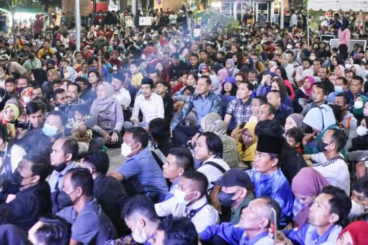 BERSAMA MASYARAKAT: Ketua Umum Partai Demokrat Agus Harimurti Yudhoyono (AHY) saat berbaur bersama masyarakat. (ISTIMEWA)