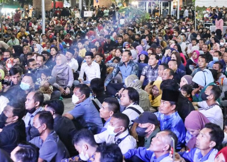 BERSAMA MASYARAKAT: Ketua Umum Partai Demokrat Agus Harimurti Yudhoyono (AHY) saat berbaur bersama masyarakat. (ISTIMEWA)