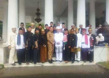 PERINGATI HAB KE 77: Kepala Kemenag Kabupaten Serang Ahmad Rifaudin saat foto bersama para tamu undangan usai Apel Peringatan HAB Kemenag ke 77 di Halaman Pendopo Pemkab Serang, Selasa (03/01/2023). (ISTIMEWA)