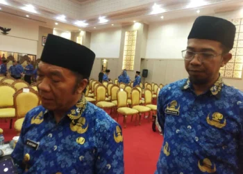 Pj Gubernur Banten Al Muktabar, memberikan keterangan. (ISTIMEWA)