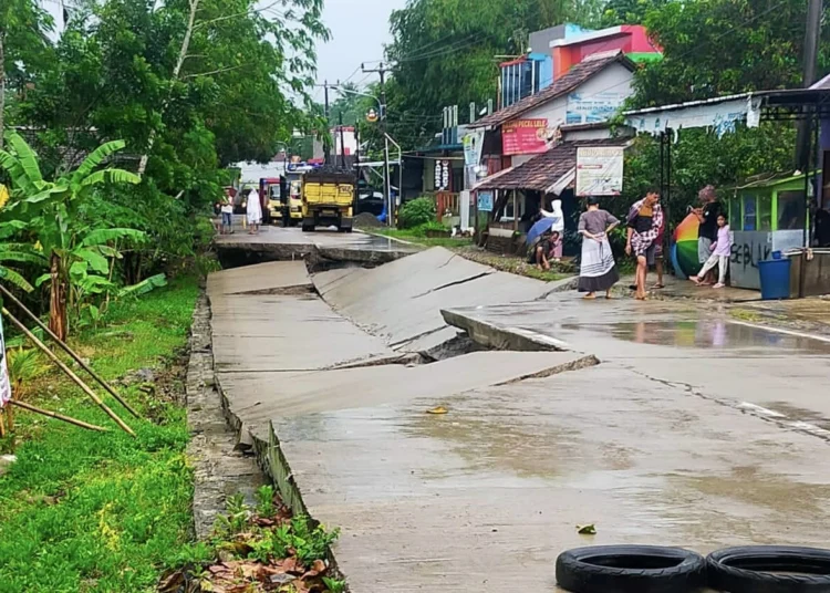 Kondisi Jalan Raya Picung - Munjul tepatnya di Kampung Angsana, Desa Ciodeng, Kecamatan Sindangresmi, Kabupaten Pandeglang rusak parah tergerus longsor, Selasa (3/1/2023), sekitar pukul 06.36 WIB. (ISTIMEWA)