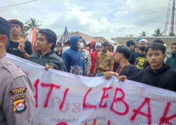 Belasan Tahun Tak Pernah Diperbaiki, Warga Protes Kondisi Jalan Ketapang Lebak