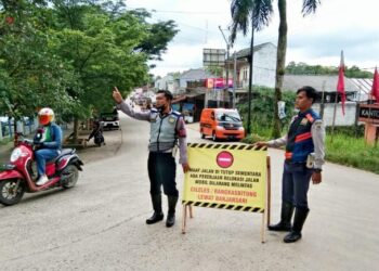 Sedang Perbaikan, Akses Jalan Blok Curahem Gunungkecana Lebak Ditutup Total