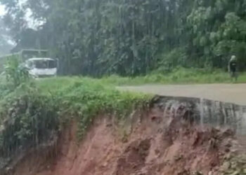 Blok Curahem Lebak Tergerus Longsor, Kendaraan Melintas Bergantian