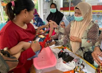 GEBYAR POSYANDU–Gebyar Posyandu Alfamart, diselenggarakan di halaman toko Alfamart Raya, Rego, Kecamatan Petir, Jumat (17/2/2023) lalu. (ISTIMEWA)