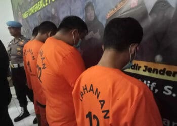 DIBEKUK–Ditreskrimum Polda Banten, menangkap komplotan empat pelaku terduga kasus perdagangan manusia atau Tenaga Kerja Indonesia (TKI) ilegal. Empat tersangka yang diamankan yakni, berinisial BT (33) warga Kecamatan Tirtayasa, Serang, Selasa (21/2/2023). (LUTHFI/SATELITNEWS.COM)