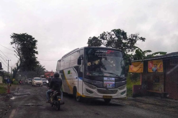 BUS WISATA–Bus rombongan wisata religi/ziarah, melintas di Jalan Raya Lintas Timur AMD, Pandeglang, menuju ke sejumlah lokasi wisata religi, diantaranya Cikadueun dan Caringin, Sabtu (25/2/2023). (MARDIANA/SATELITNEWS.COM)