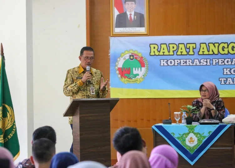 GELAR RAT–Pj Sekda Banten, M. Tranggono, menghadiri Rapat Anggota Tahunan (RAT) 2022, KPRI Korpri Banten, di Gedung Korpri Banten, Cilaku, Kota Serang, belum lama ini. (ISTIMEWA)