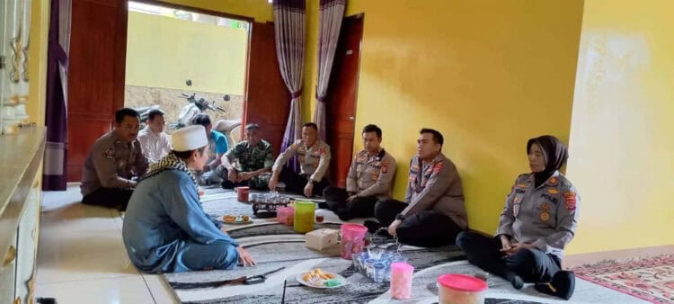 SILATURAHMI–Kapolres Serang AKBP Yudha Satria, bersilaturahmi dengan pengasuh Pondok Pesantren (Ponpes) Tebuireng di Kecamatan Petir, Kabupaten Serang, Jumat (3/2/2023). (ISTIMEWA)