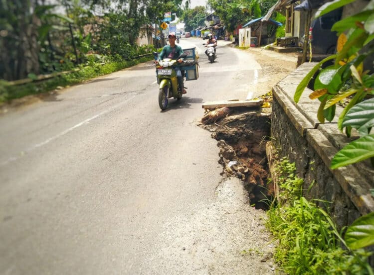 Jembatan Cikadueun