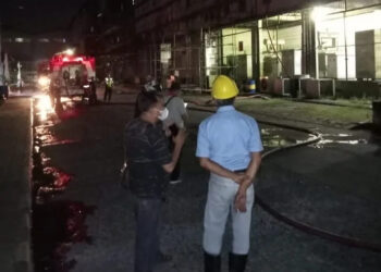 Tim pemadam kebakaran sedang berusaha memadamkan api, di lokasi kebakaran, Minggu (5/2/2023) malam. (ISTIMEWA)