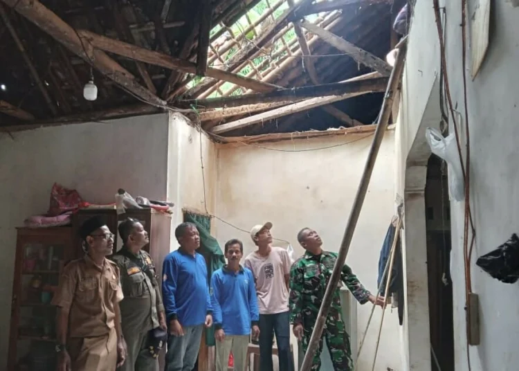 Para pihak terkait, sedang meninjau kondisi rumah warga yang rusak diterjang angin puting beliung, Senin (6/2/2023). (ISTIMEWA)