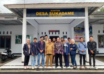 PESERTA KKM–Para peserta KKM dari STISIP Banten Raya, di Desa Sukadame, Kecamatan Pagelaran, Kabupaten Pandeglang, Rabu (1/2/2023). (ISTIMEWA)