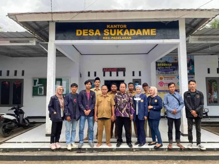PESERTA KKM–Para peserta KKM dari STISIP Banten Raya, di Desa Sukadame, Kecamatan Pagelaran, Kabupaten Pandeglang, Rabu (1/2/2023). (ISTIMEWA)