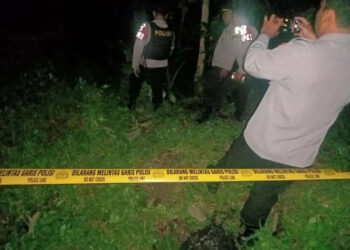 OLAH TKP - Jajaran personel Polres Pandeglang, melakukan olah TKP pembunuhan, Rabu (8/2/2023) malam. (NIPAL SUTIANA/SATELITNEWS.COM)